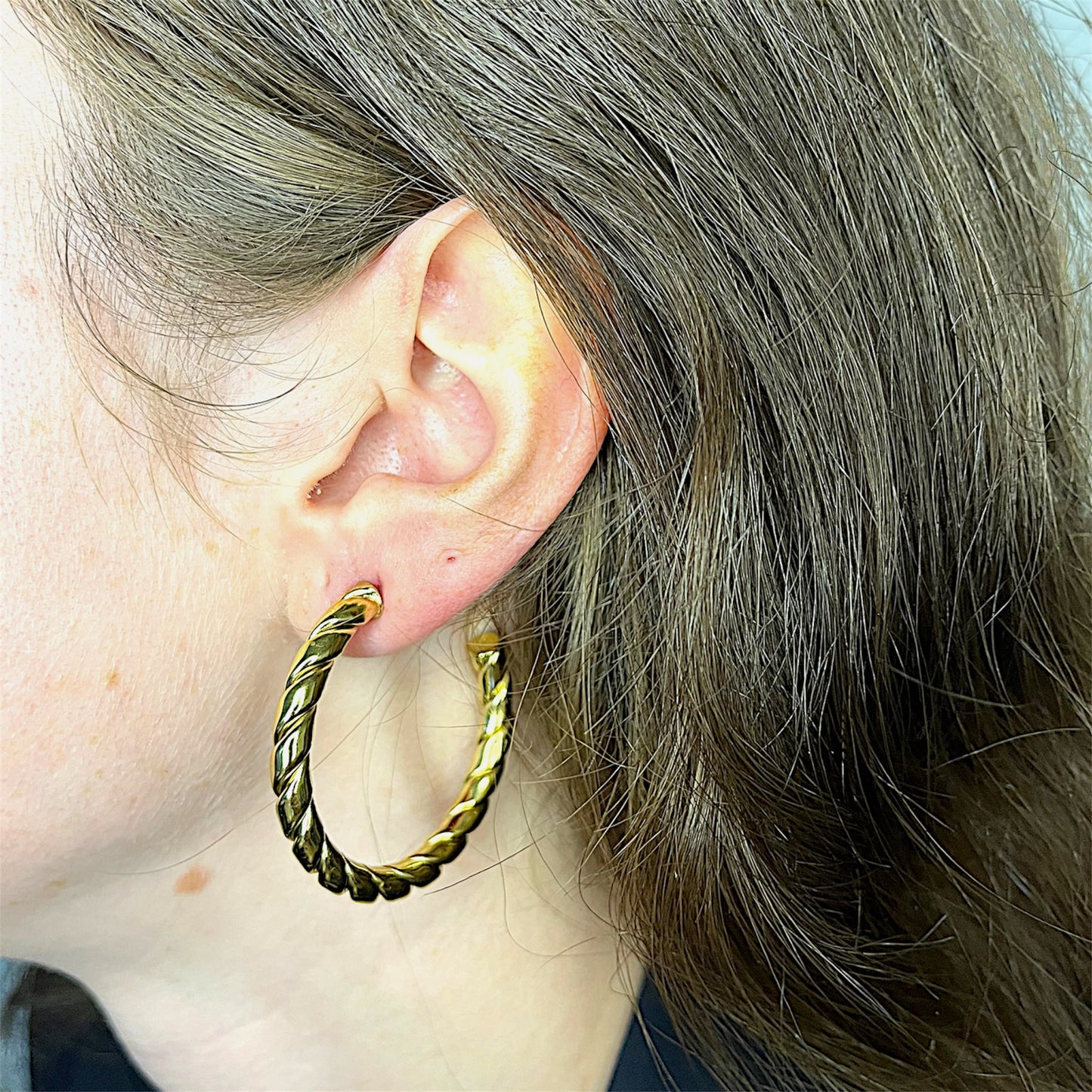 Durable stainless steel hoop earrings – gold-plated twisted design. Waterproof and tarnish-resistant designed, perfect for for holiday feelings or a gift for her.