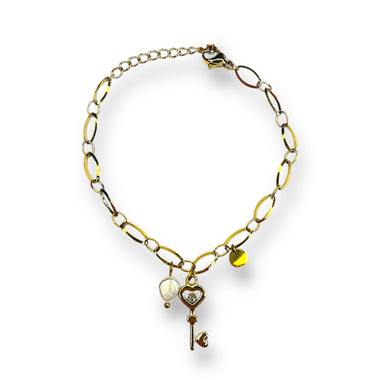 Waterproof gold-plated bracelet with a key charm and a pearl. Perfect for her to show love.