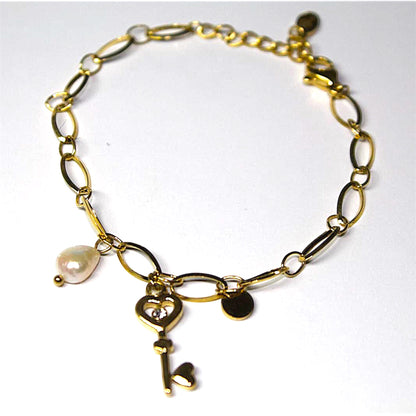 Stylish waterproof bracelet made of gold-plated stainless steel, high qulity and durable. Braceletwith  a key charm and a delicate pearl detail.  Elegant and  brilliant for everyday wear and special occasions.