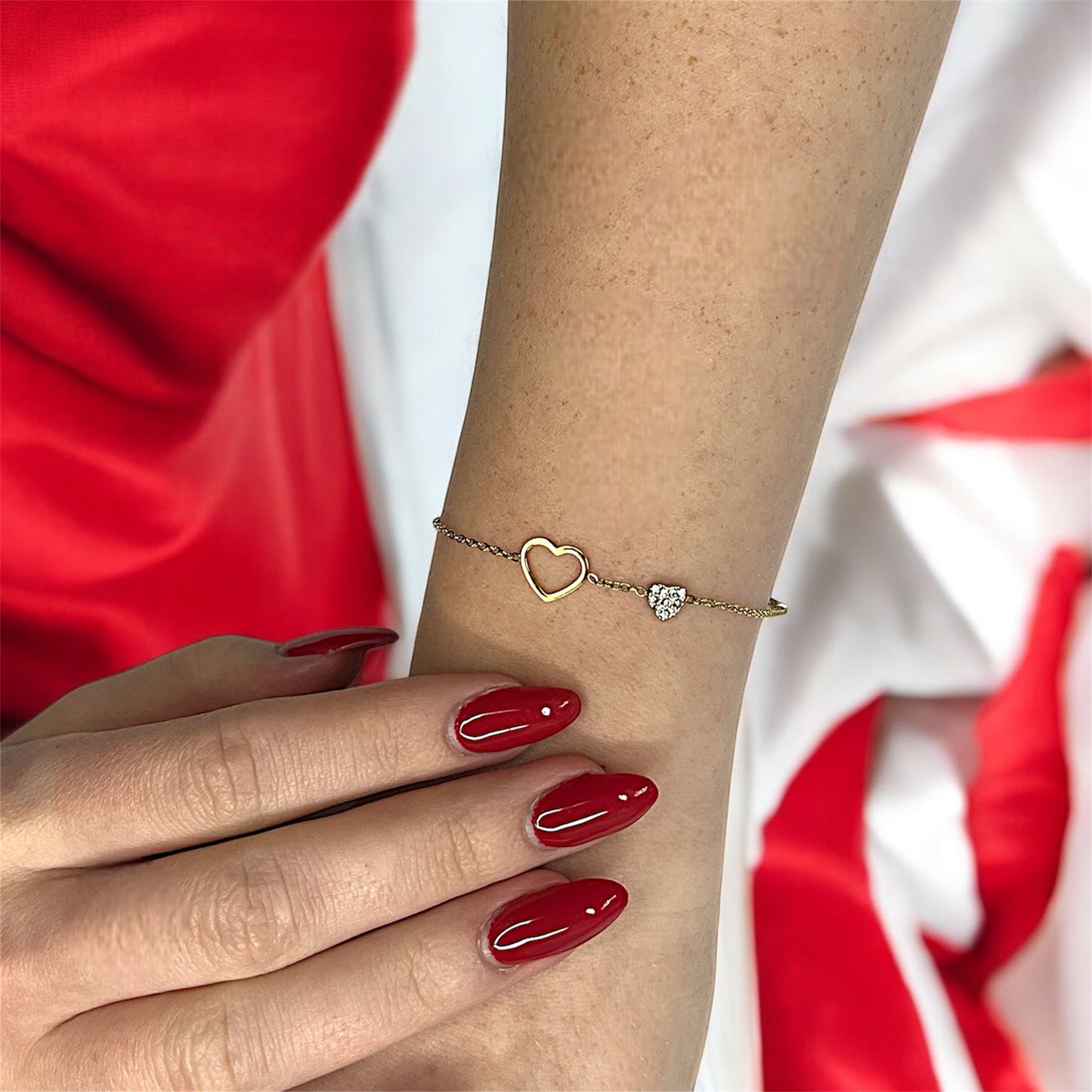 A waterproof gold-plated heart bracelet worn on the wrist, perfect for any event. Whether the dress code is red, white, or black, this sparkling heart bracelet complements any outfit.